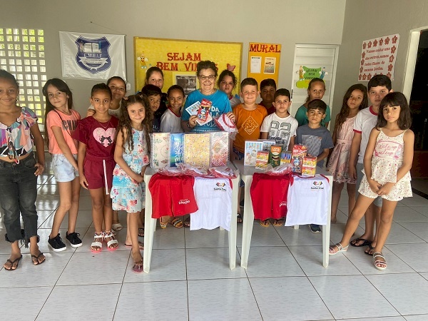 Secretaria de Educação de Santa Cruz distribui uniforme e kits escolares aos alunos da Rede Municipal de Educação